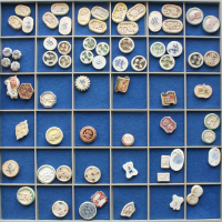 Lots bis 1949 Schuber mit 67 Porzellan-Spielhöllentokens.