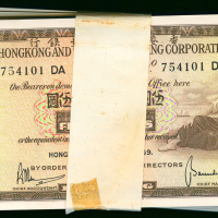 1969年汇丰银行5元连号100枚，编号754101DA-754200DA，UNC品相但有微黄，编号754174有裂，非常吸引的早年原刀钞票