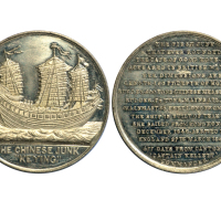 1848年英国铸造第一艘“KEYING”号从中国经好望角驶抵英国伦敦白色金属纪念章一枚，近未使用。华人家族藏品