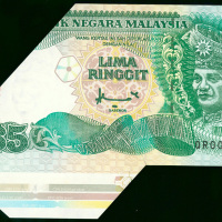1998年马来西亚银行5令吉，编号QR0096975, 裁切移位错体，多出了印钞厂色标纸边，EF品相，有黄