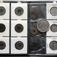 Lots der Volksrepublik China ab 1949 Kl. Album mit 13 Münzen. Han-Dyn. bis Republik. U.a. 10 Cents u