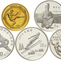 Lots der Volksrepublik China ab 1949 5 Münzen: 1 Yuan Fußball WM 1982, 5 Yuan 1984 kniender Soldat, 