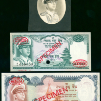 1972年尼泊尔壹佰，壹仟卢比样票一组两枚，Yadav Prasad Pant签，背有贴痕，均AU-UNC；另枚马亨德拉国王像手绘图稿(源于德纳罗画师手笔)，少见