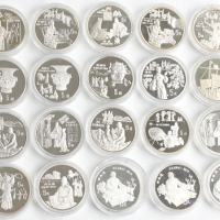 Lots der Volksrepublik China ab 1949 35 X 5 Yuan Silber aus 1986 bis 1995. 3 X 1986, 2 X 1989, 2 X 1