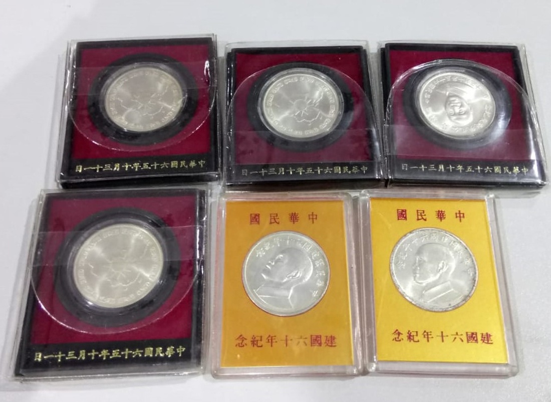 台湾纪念章6枚，分别纪念蒋介石诞生89周年及中华民国成立60周年，UNC品相附原盒，敬请预览，售后不设退款。Taiwan, a group of 6x commemorative medals con