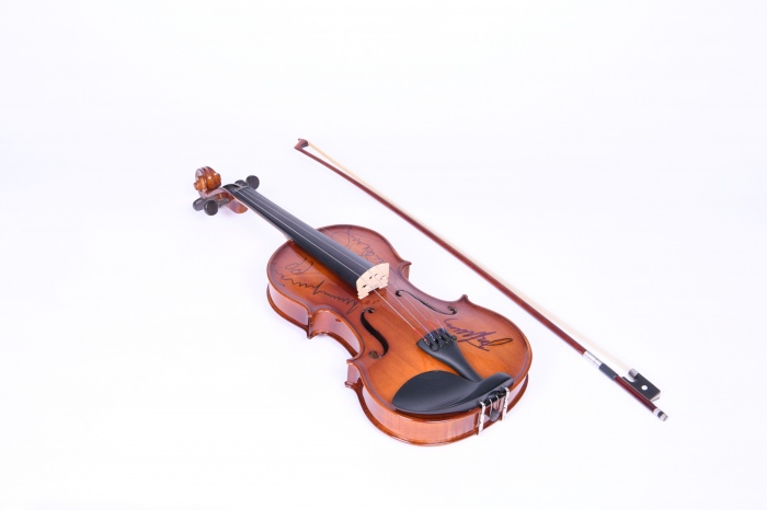  帕瓦罗蒂、多明戈、卡雷拉斯 亲笔签名小提琴