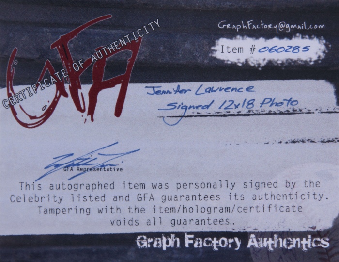  美国女演员詹妮弗·劳伦斯 亲笔签名《饥饿游戏》海报