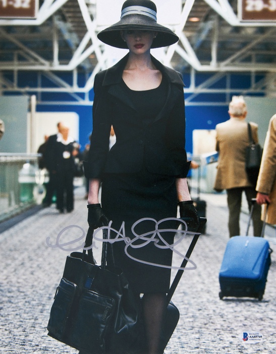  美国影视演员安妮·海瑟薇 签名《蝙蝠侠：黑暗骑士崛起》电影剧照