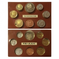 1982年现代精緻套币一组8枚，含7枚精製钱币（一分至一圆）和1枚该年份（狗年）生肖铜章。含原厂包装。华人家族藏品