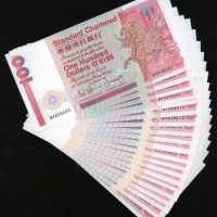  渣打银行100元一组22枚，年份為1989，1996及1999年，若干带连号票，UNC