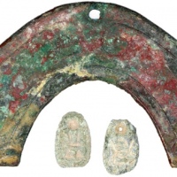  春秋时期磬币一枚，111x50x2mm，其流通货币地位存疑，因為磬币都在墓葬中出土，可能是阴间钱，带顺利穿越冥界之含意，另有两枚蚁鼻钱，磬币VF，其左及右角有缺， 蚁鼻钱EF品相