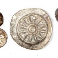  缅甸孟王国早期钱币一组10枚，包括1元，1/20元2枚，1/100元金币，1/100元，1/20元，1/100元3枚，大多背面有庙图案，AF至EF品嵥