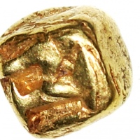  印尼夏连特拉王国1Massa金币 "Ta", ca.800-950, 2.44g，AU，十分罕见