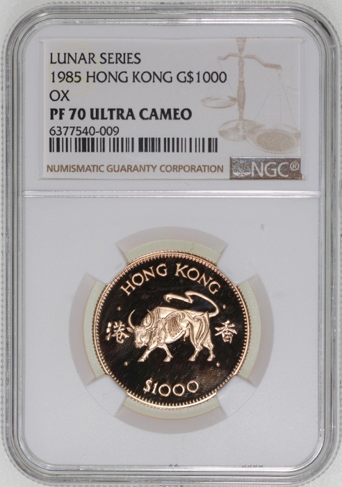1985年香港十二生肖牛年$1000纪念精铸金币,NGC PF70 Ultra Cameo,#6377540-009,满分,评级记录中仅17枚获评满分,连盒及小册子,限量发行10,000枚 1985年香港十二生肖牛年$1000纪念精铸金币,NGC PF70 Ultra Cameo,#6377540-009,满分,评级记录中仅17枚获评满分,连盒及小册子,限量发行10,000枚