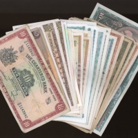  香港纸钞一组34枚， A group of Hong Kong notes, including $10 1948, serial number G/H 875,636, also, Chartere