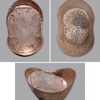  清河北“宣统三年五月·蔚州·匠源升”五十两银锭一枚，重：1881.2g，此品一横二直形打戳，横地名字戳于“蔚州”锭中十分少见，宝面略倾斜，二直戳紧贴外缘，戳记几近直立，左右相对，铭文清晰可辨，通体原味