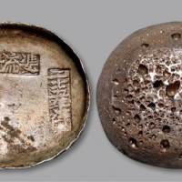  清四川“二十五年津贴·双流县·匠恒足生”十两椭圆形银锭一枚，重：357.6g，锭型周正，边翅高挺，戳记清晰，深厚酱彩包浆，带底光，品相顶级，近未至完全未使用品，AU55（82043166）<br>编者