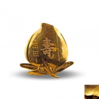  早期香港“寿桃”金质祝寿摆件一件，重：38.7g，面上錾刻“寿”字、受赠人“简典初先生”、赠送人“许世勋先生” 等人名，背面戳记“大伟清代古典银饰一组四件，包括：装饰花纹图银质幼儿锁一件，重：6g；“