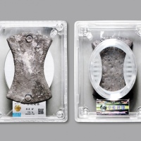  南宋“京销铤银”六戳二十五两银锭一枚，重：724.7g，锭形优美，包浆醇厚， 中乾 XF（CCG20017162）