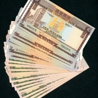  渣打银行纸钞一组33枚，包括1970至1977年5元十二枚，10元二十一枚；全部5元UNC品相，一枚10元VF品相，其他AUNC至UNC品相 Chartered Bank, Hong Kong, a 