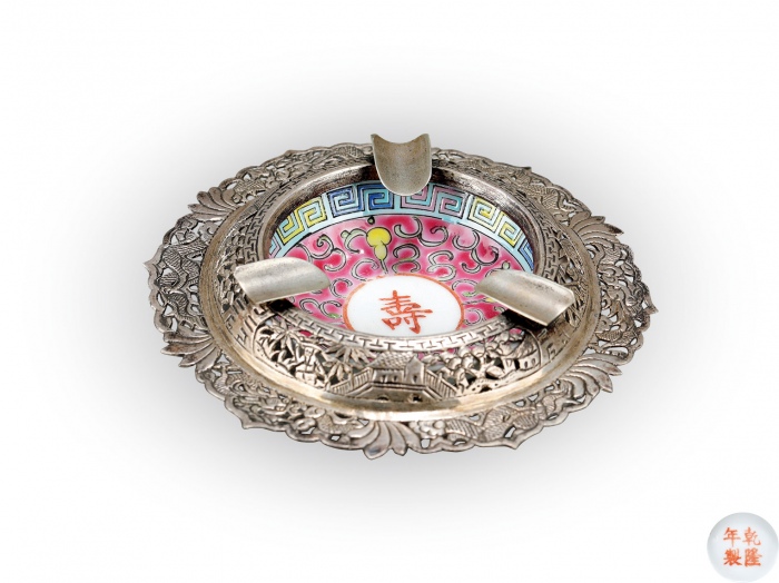  早期瓷碟镶“村庄图”镂空银圈口香烟缸一只，图案美观，工艺精良，保存完好