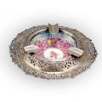  早期瓷碟镶“村庄图”镂空银圈口香烟缸一只，图案美观，工艺精良，保存完好