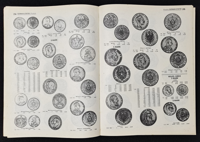 1865年汇隆银行汇票，汇额21镑12先令，编号374，这家银行成立於 1849 年，1866 年开始在香港发行纸币，但同年因经济困难而停止流通。 目前未见此行有任何形式的纸币，本票為最接近之纸钞类材