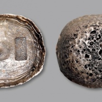  清四川“成都县·周平祥”十两银锭一枚，重：362.6g，打制清晰，字戳完整，铸造规范，原味深色包浆，应为西南地区贸易用银，少见，完全未流通品