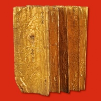  南宋“聂宅 十分金”金叶一叠，总重量：38.4g，呈十页折叠状，每页所錾铭文清晰，金色纯正，金中泛红，保存完好，“聂宅”铭文极为罕见，十分难得，极美品