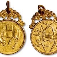  民国四川“低首马”背“蟹兰”五文型金制马兰钱一枚带蝙蝠挂，重：16.7g，打制压力十足，图案清晰，金色纯正，目前仅见二枚，十分珍稀吧，极美品