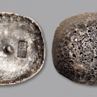  清“光绪九年·上海”十两银锭一枚，重：357.6g，打制清晰，字戳完整，铸造规范，原味深色包浆，应为西南地区贸易用银，少见，完全未流通品