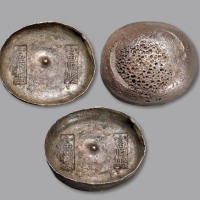  清四川“富顺县”双排十两椭圆形银锭一枚，重：355.7g，锭型完整，边翅高挺，戳记采正体书写，应为早期形制，深厚酱彩包浆，极为少见，近未至完全未使用品，中乾AU58