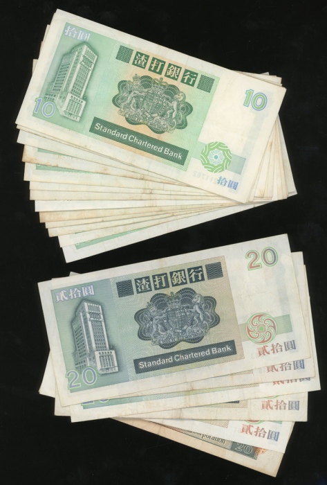  香港纸钞一组33枚， Hong Kong, a group of 33 notes from various banknote issuers, most come from Standard Cha