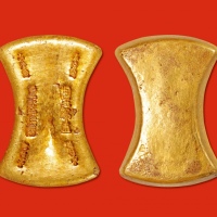  南宋“相五郎·重贰拾伍两·十分金”金锭一枚，重：930.4g，极为罕见，金色纯正，锭形完美，戳记打制深峻利落，十分清晰，品相极佳，值得珍视与推崇，完全未使用品，公博MS62（1610051355）