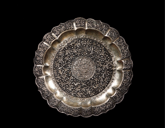  早期“喜上梅梢图”花瓣形镂空银赏盘一只，重：893g，老工，图案繁复精美，五彩老包浆，海外回流，保存完好