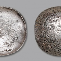  清甘肃“秦安纹银”十两银锭一枚，加“昌”字戳，重：367g，锭形优美，字戳清晰，银光温润，状态自然上佳，甘肃圆锭实物非常少见，近未使用品<br>来源：张惠信先生旧藏<br>编者按：秦安县隶属甘肃省天水