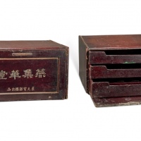  民国上海“裘天宝银楼”出品木制储物箱一件，柜内抽屉错落有致，构思巧妙，用料厚重扎实，做工精良，保存颇佳，沪上前辈藏家旧藏