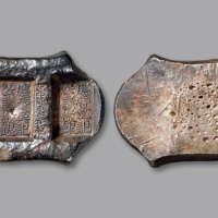  清代云南“庆宝吴记·公议纹银”五两牌坊锭一枚，双梁均打“公议纹银”戳记，重：189g，此类牌坊锭为城外公议时期实物，稀见，原味五彩包浆，公博MS61（1610051350）<br>来源：戴学文先生旧藏