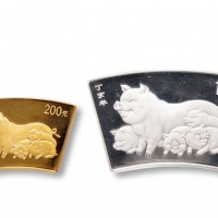  2007年丁亥(猪)年生肖纪念金币1/2盎司扇形等一组2枚 完未流通