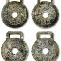  清民“一品夫人”背“天仙送子”锁形银刻花钱共二枚 极美品