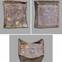  民国甘肃“宣统年造 甘肃省 五十两零 天祥炉 匠人王祥 管保来回 十足色”方锭一枚，重：1850.7g，此锭老包浆，字戳多而较为清晰，锭体打有银号小戳记。甘肃省留存下来银锭的锭型多为三至五两的槽锭或花