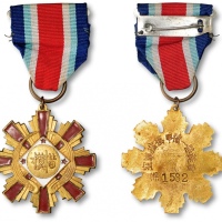  民国“空军楷模甲种一等奖章”一枚，编号：1582，带襟绶，少见，保存完好<br>编者按：楷模奖章为中华民国空军奖章，自1943年4月8日起颁行，此甲种一等章颁给“对保管器材缜密周到，军机严谨及尽力于工