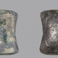  清广东 “嘉庆九年 广府”十两砝码锭一枚，重：299.3g，此锭形制规范，字戳较为清晰，略有海水腐蚀，“广府”地名砝码锭极为少见，十分难得，美品<br>编者按：“广府”即广州府，包括岭南一带以白话为母