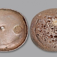  清四川“寿”十两椭圆形银锭一枚，重：351.1g，锭形优美，戳记清晰，灰色老包浆，底光闪亮，状态上佳，完全未使用品