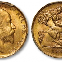  英国1905“国王爱德华七世像”马剑1/2索维林金币一枚，打制深峻，压力十足，金色纯正，状态极佳，金盾PCGS MS64（37820497）