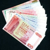 中国银行纸钞一组18枚，包括2000年100元一枚；2003年20元六枚，ZZ字轨补版50元两枚，100元四枚；2009年20元一对，相应编号222212；2010年50元一枚；2014年100元一对