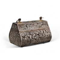  早期人物故事图镂空银手包一只，重：702g，银线编制包带，老工，图案繁复精美，海外回流，保存完好