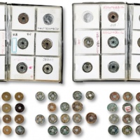  历代中外钱币二册共约150余枚不同，品种繁多，品相不等，敬请预览（数量以实际为准）