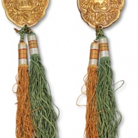  安南金佩“琼瑶永好”背“保大年造”奖牌一枚，重：11.4，纯手工制作，四周以双凤、天书及火珠图案装饰，其中，保大年号使用为1926年至1945年。佩，于1889年开始颁发，专门用以奖赏具有高尚美德的女