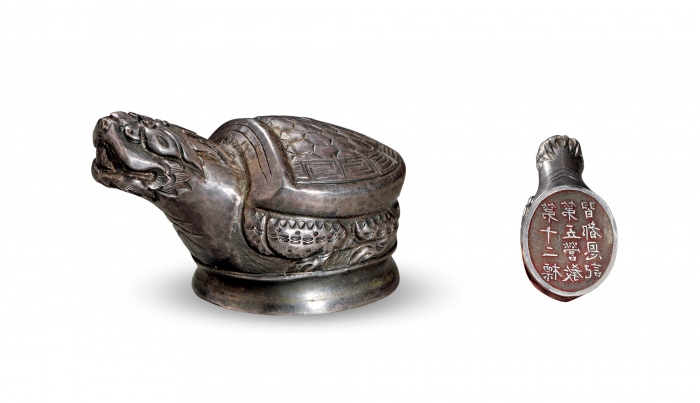  清末新军“第十二标第五营教习都恩记”银制龟印一枚，重：33.4g，造型优美，刻工细腻，包浆醇厚，十分精美，保存完好